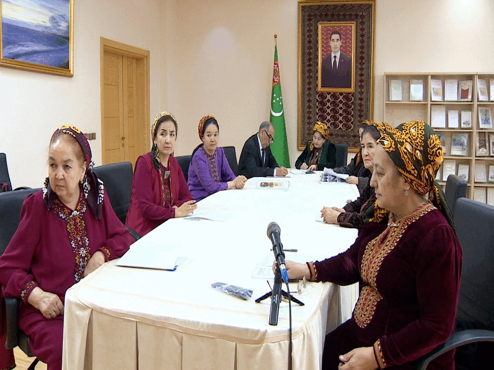 TÄSIRLI GEÇEN BÄSLEŞIK